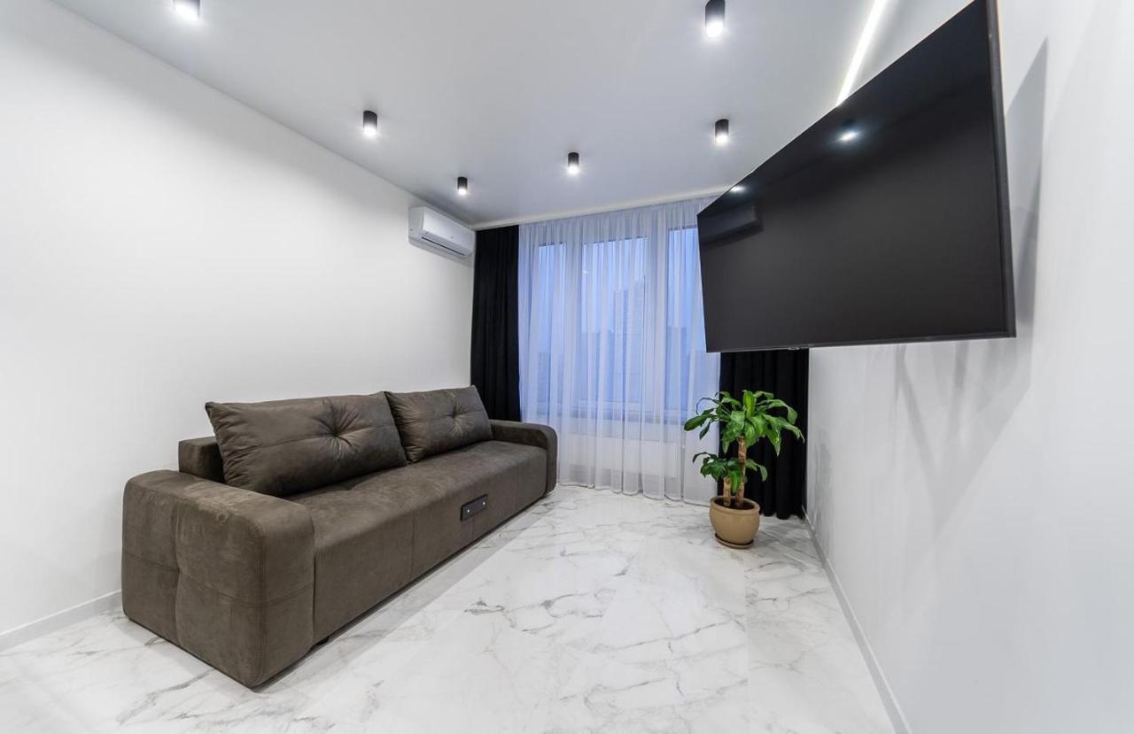 новая с авторским ремонтом в жк Seven днепровская набережная Apartment Kiew