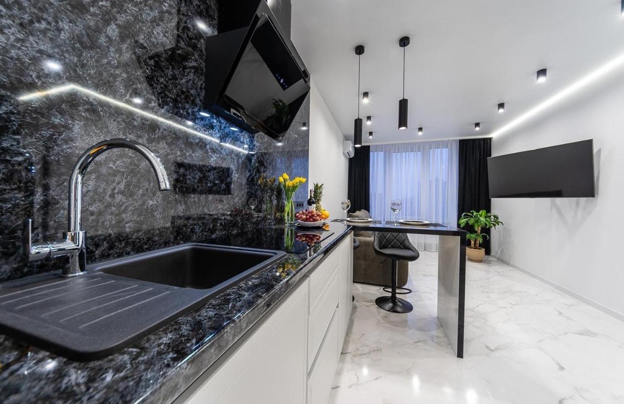 Seven: New With Designer Renovation On Dnipro Embankment