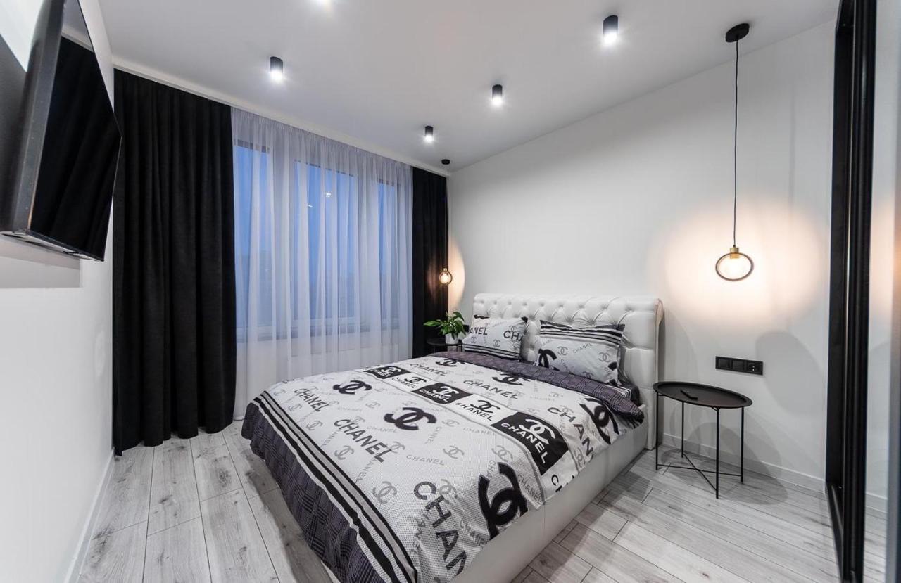 Seven: New With Designer Renovation On Dnipro Embankment *