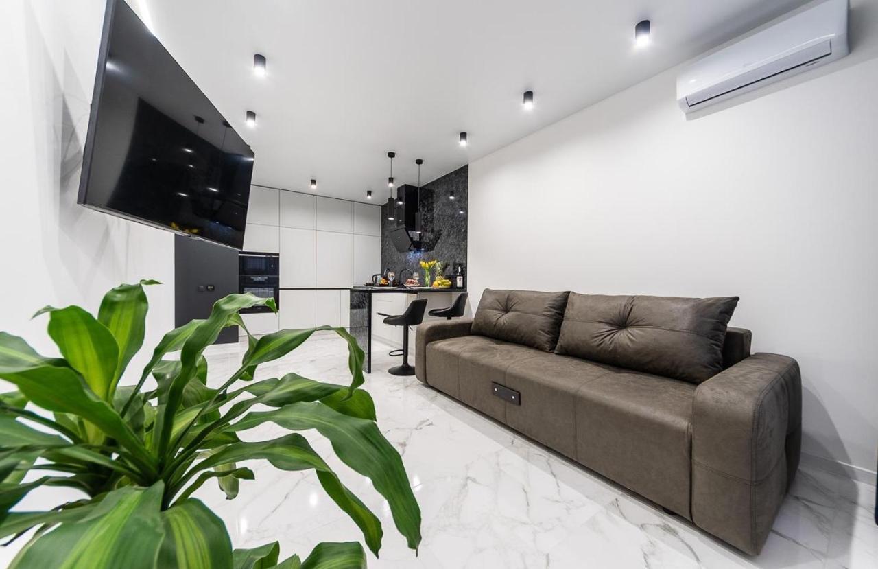 Seven: New With Designer Renovation On Dnipro Embankment